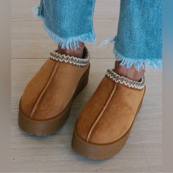 ✨ TAN FUR-LINED PLATFORM SLIPPER MULES ✨ - Picture 8 of 8